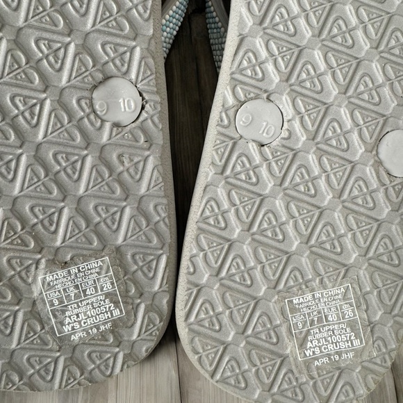 Roxy Crush III Women’s Flip Flops Gray w/ Blue & White Beaded Straps - Picture 11 of 12